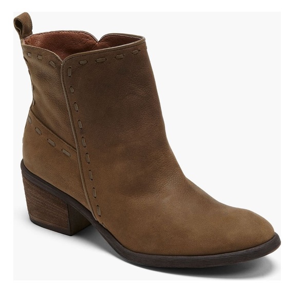 Donald J. Pliner Shoes - Donald J Pliner 'Doro' Bootie Size 9